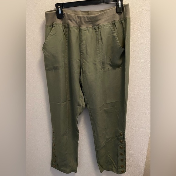 Soft Surroundings Pants - Soft Surroundings Olive Green Pull-On Cropped Pants.
